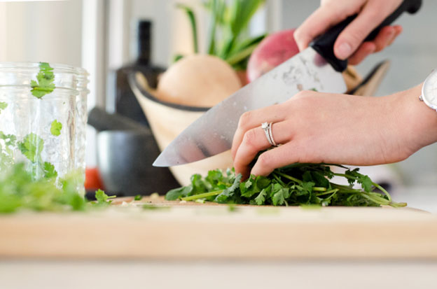 Can I wash kitchen knives in a dishwasher