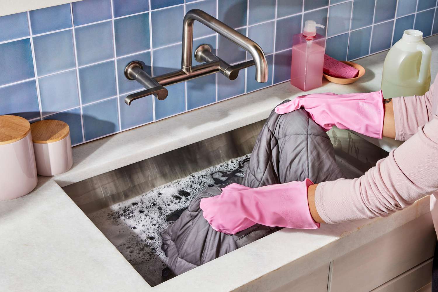 How To Wash a Weighted Blanket 2B f81d1c0582ac421bb3cd0d0c4e31cf40