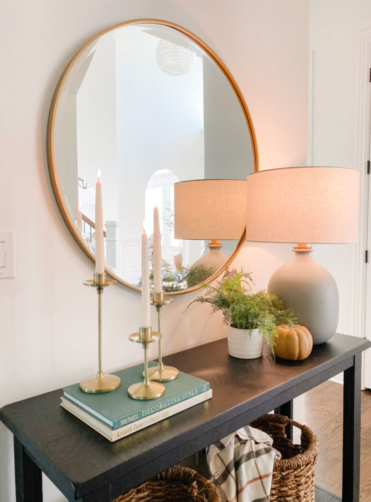 how to decorate a console table_4e676579 7bd1 4678 8dde f6c4ca287703