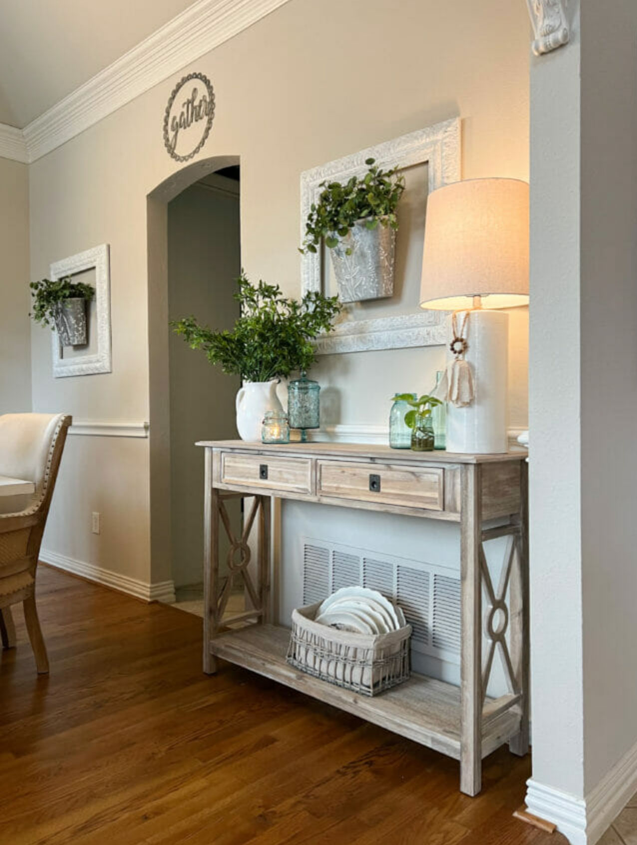 how to decorate a console table_6d5b31ce 7f6c 4a86 a6ed 0953339d2529