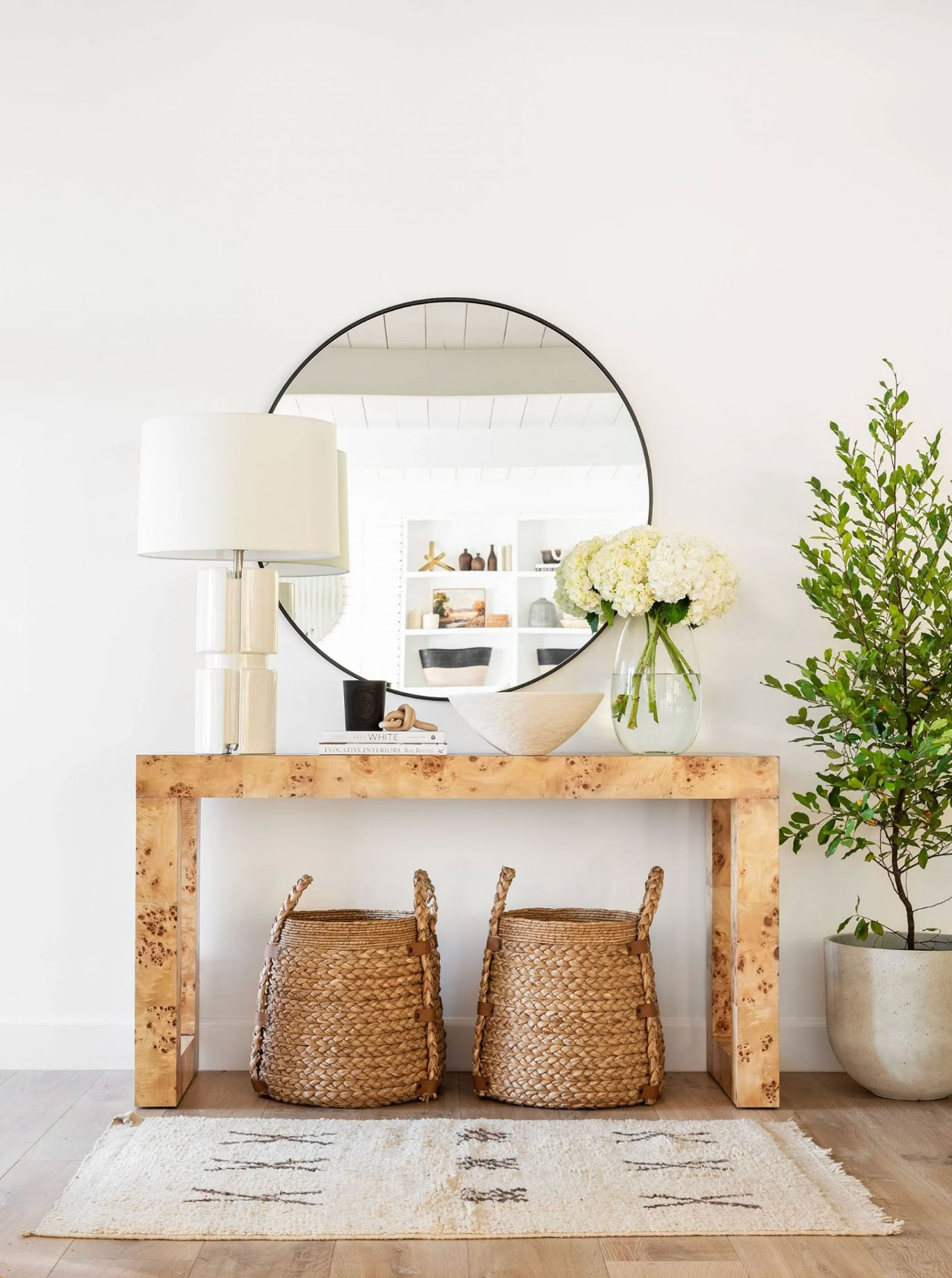 how to decorate a console table_83732643 f93d 436b af0b a08448ad1ff9