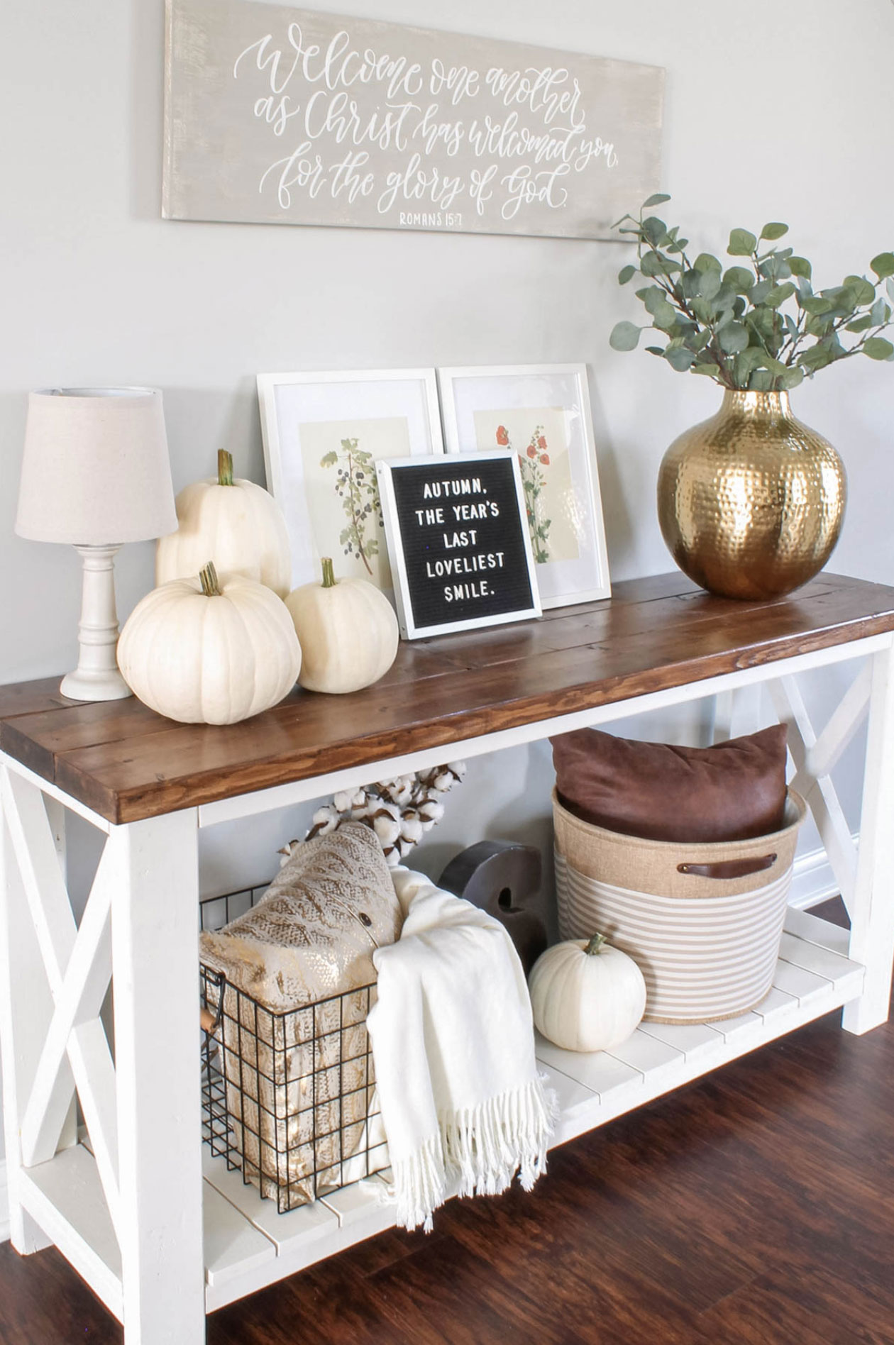 how to decorate a console table_a0822e2f c842 4924 8200 b213e36d0263