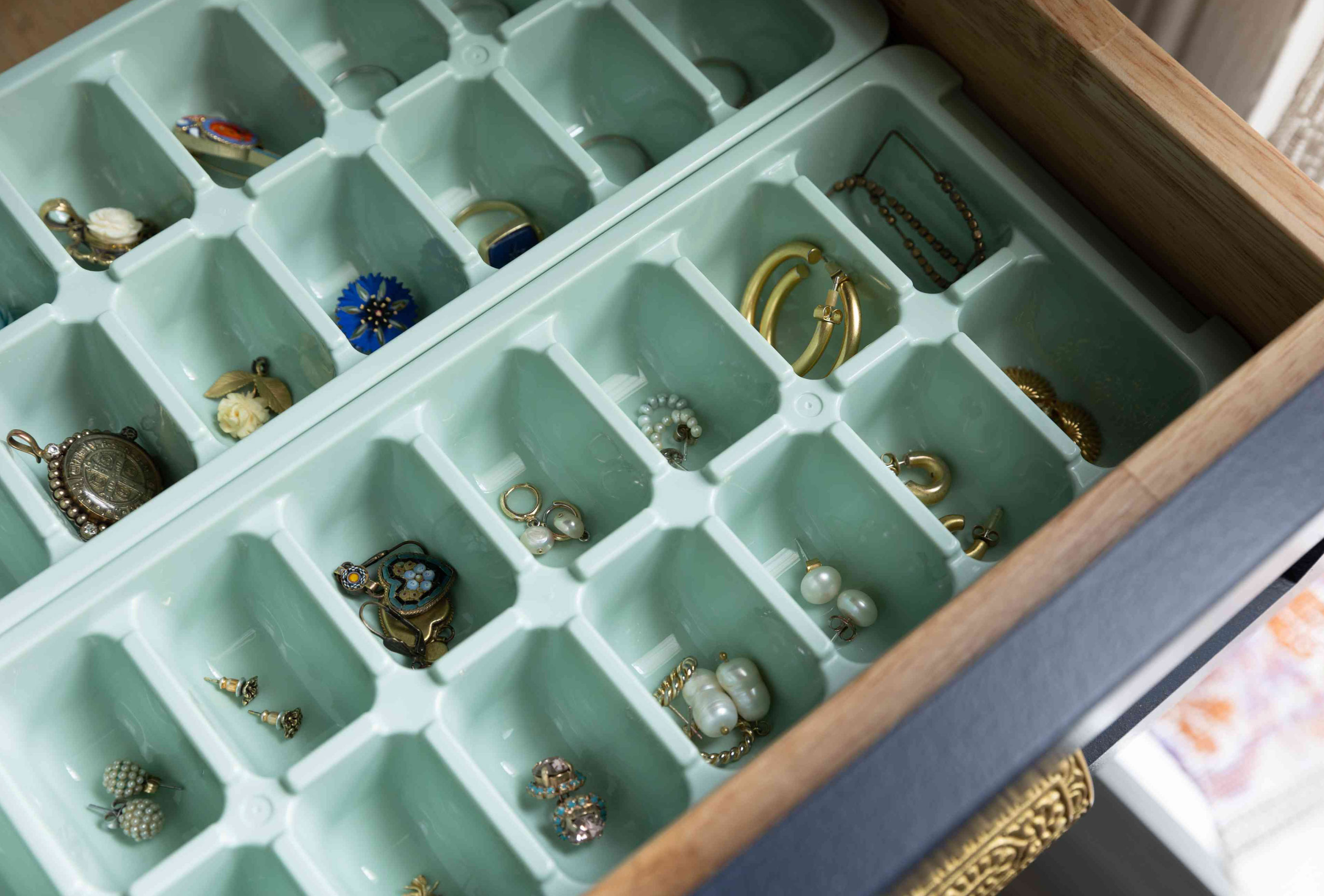 how to organize jewelry_48613343 86c7 4030 a538 6186c393870e