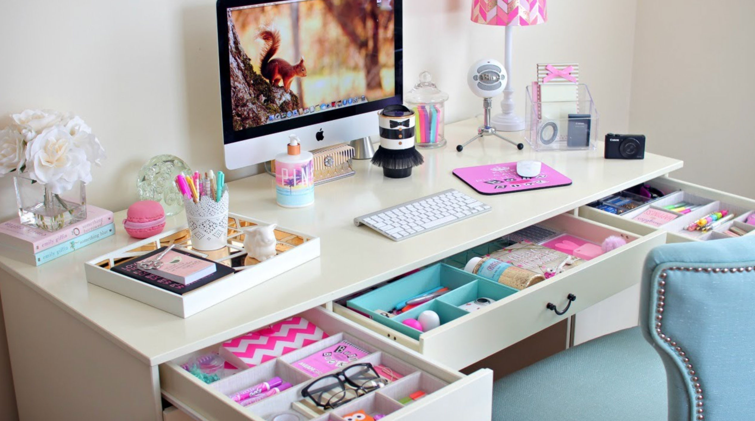 how to organize your desk_28189895 c065 43c9 b34c 311c968527bb