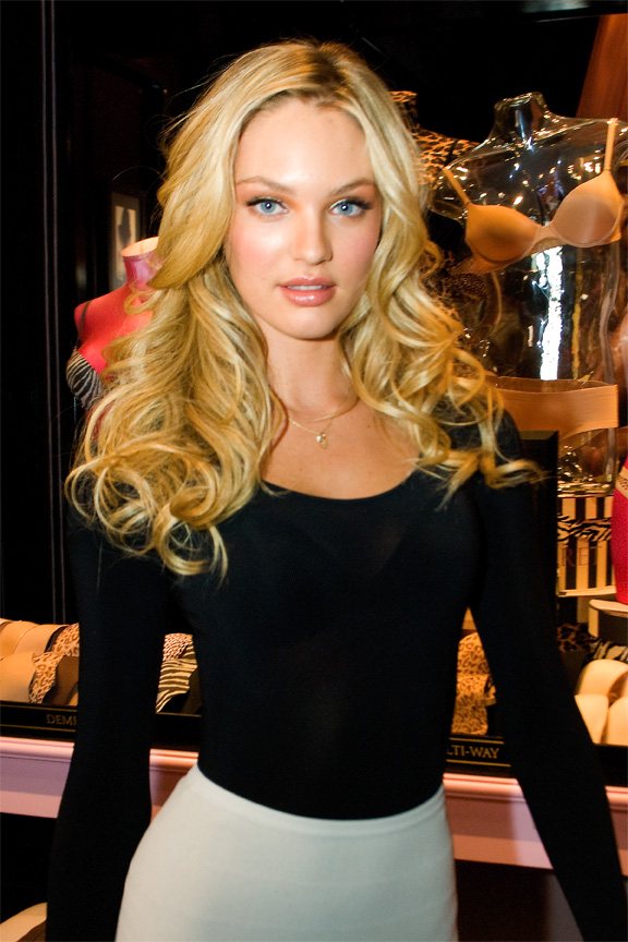 1792514882848_Candice Swanepoel_2010 03 31_VictoriasSecretStoreChicago_photo by Adam_Bielawski